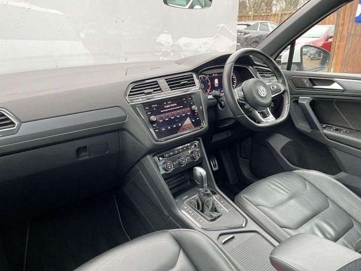 White Volkswagen Tiguan 2.0 TDI R-line DSG Euro 6 (s/s) 5dr 2018