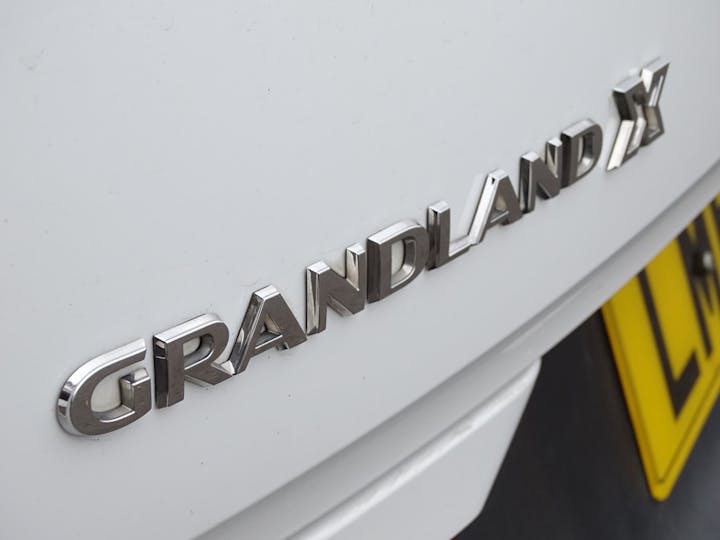 White Vauxhall Grandland X Sport Nav S/S 2018