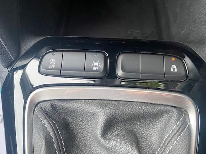 White Vauxhall Corsa 1.2 SE Nav Euro 6 5dr 2020