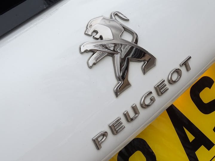 White Peugeot 2008 S/S GT Line 2018