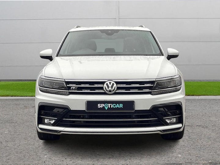 White Volkswagen Tiguan 2.0 TDI R-line DSG Euro 6 (s/s) 5dr 2018