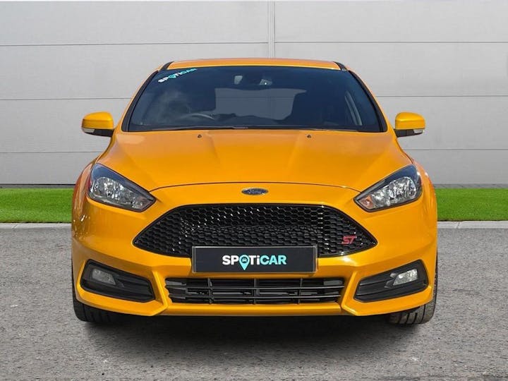 Yellow Ford Focus 2.0t Ecoboost ST-2 Euro 6 (s/s) 5dr 2015