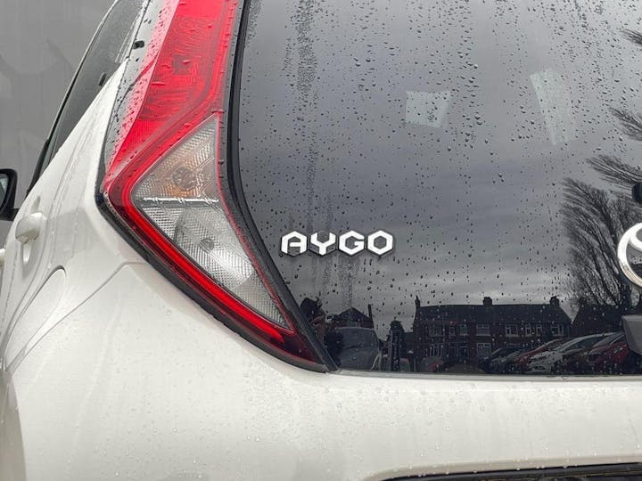 White Toyota Aygo 1.0 VVT-i X-trend Funroof X-shift Euro 6 5dr 2020