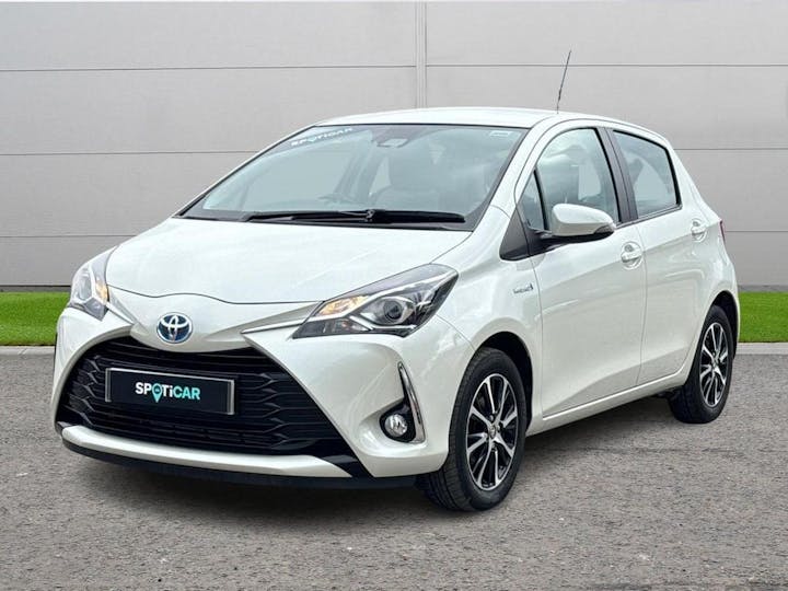 White Toyota Yaris 1.5 VVT-h Icon Tech E-cvt Euro 6 (s/s) 5dr 2019