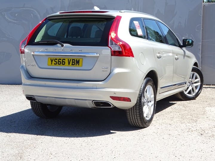 Gold Volvo Xc60 2.4 D5 SE Lux Nav SUV 5dr Diesel Geartronic Awd (s/s) (149 G/km, 220 Bhp) 2016