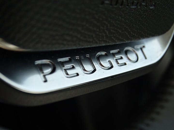 White Peugeot 2008 50kwh Allure Premium Auto 5dr 2021