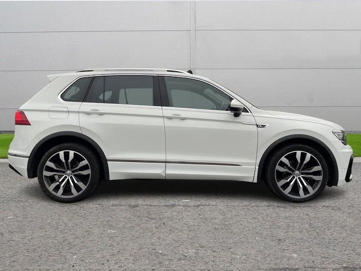 White Volkswagen Tiguan 2.0 TDI R-line DSG Euro 6 (s/s) 5dr 2018