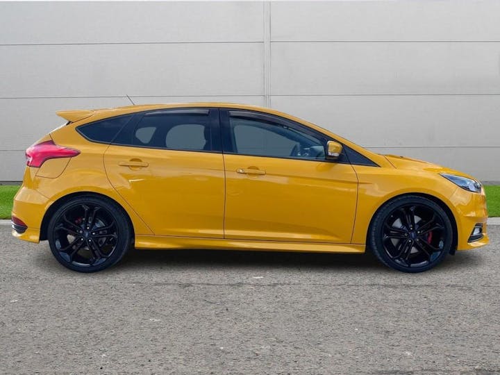 Yellow Ford Focus 2.0t Ecoboost ST-2 Euro 6 (s/s) 5dr 2015