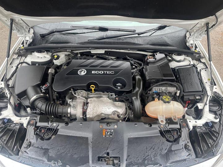 White Vauxhall Insignia 2.0 Turbo D Blueinjection SRi Nav Grand Sport Euro 6 (s/s) 5dr 2017