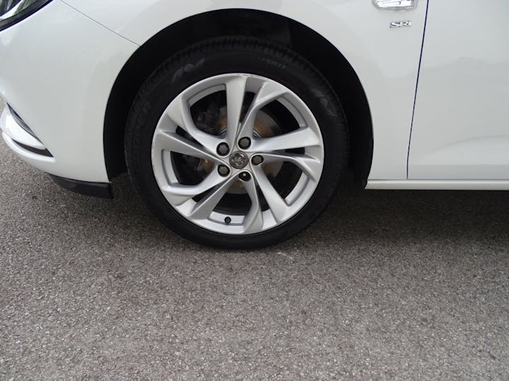 White Vauxhall Astra SRi Nav 2018