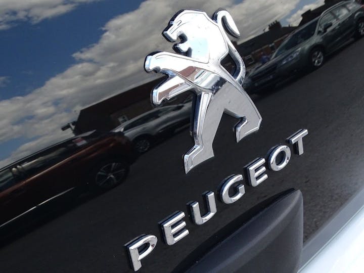 White Peugeot 108 1.0 Active 2 Tronic Euro 6 5dr 2017