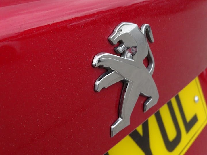 Red Peugeot 2008 Puretech S/S Allure Premium 2020