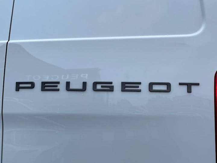 White Peugeot Expert 1.5 Bluehdi 1000 Professional Standard Panel Van MWB Euro 6 (s/s) 6dr 2024