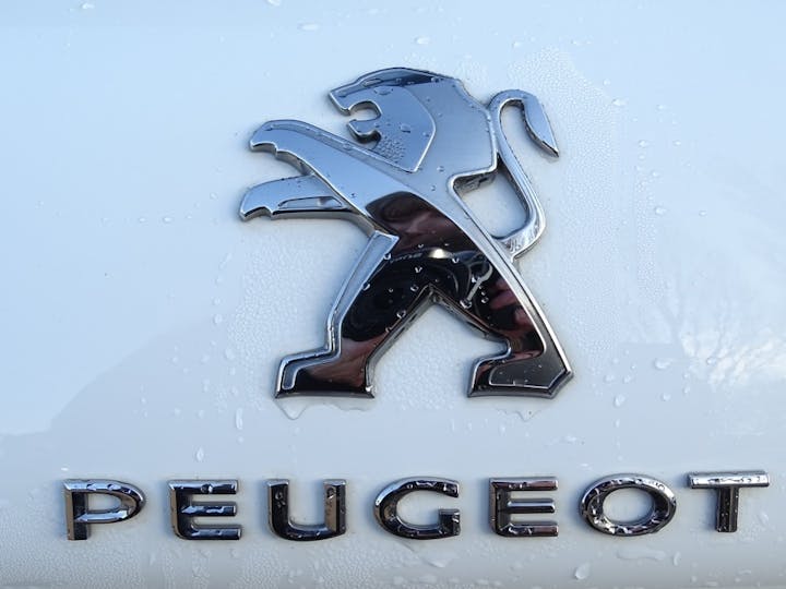 White Peugeot 2008 Allure 2018