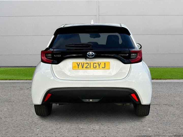 White Toyota Yaris 1.5 VVT-h Design E-cvt Euro 6 (s/s) 5dr 2021