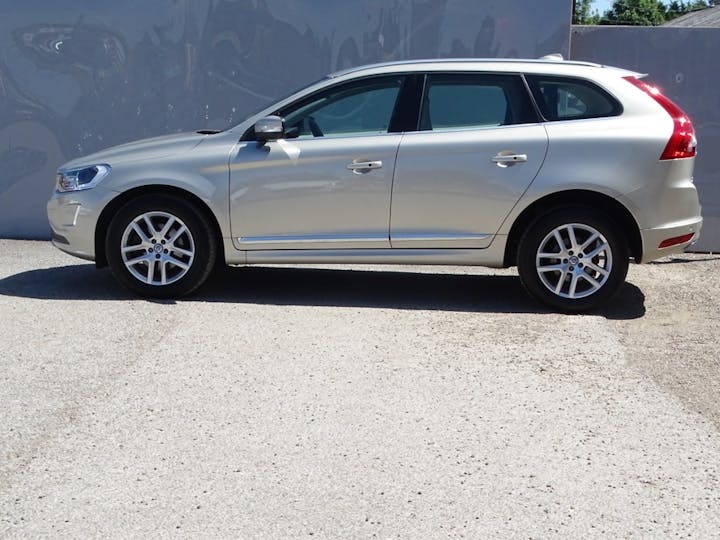 Gold Volvo Xc60 2.4 D5 SE Lux Nav SUV 5dr Diesel Geartronic Awd (s/s) (149 G/km, 220 Bhp) 2016