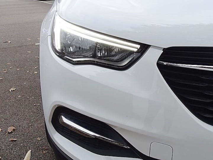 White Vauxhall Grandland X SE S/S 2018